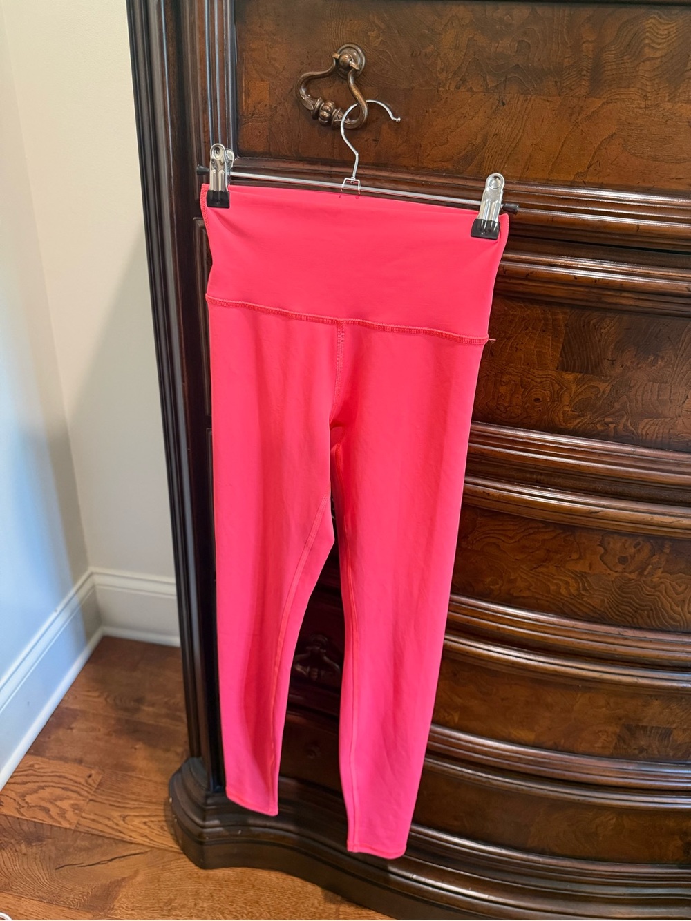 ALO Yoga AirLift Legging in Fluorescent Pink
Coral, Size XS
